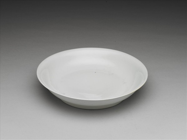 甜白釉纏枝花卉紋盤