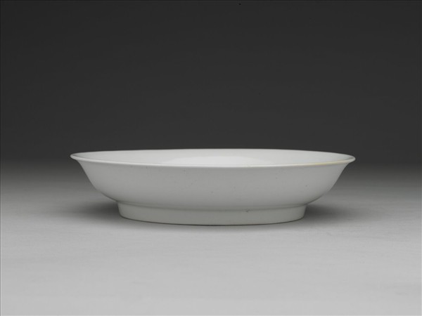 甜白釉纏枝花卉紋盤