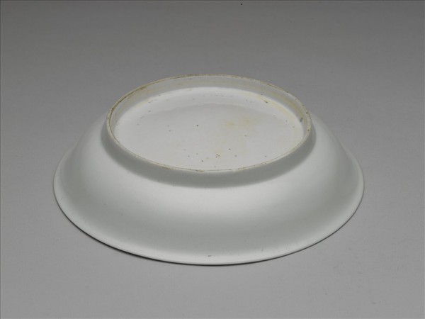 甜白釉纏枝花卉紋盤