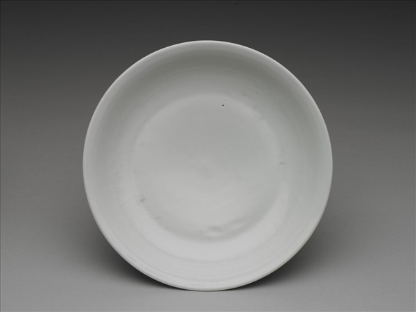 甜白釉纏枝花卉紋盤