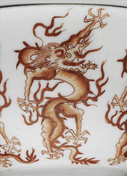 描紅九龍紋碗