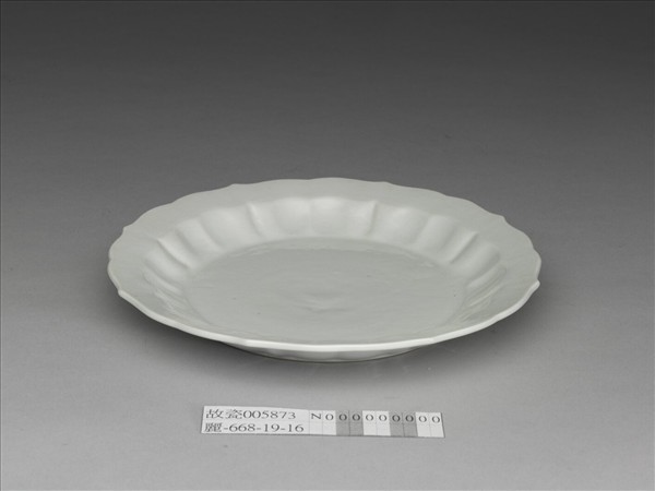 甜白釉花卉紋葵花式盤