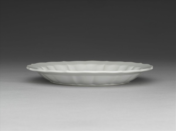 甜白釉花卉紋葵花式盤