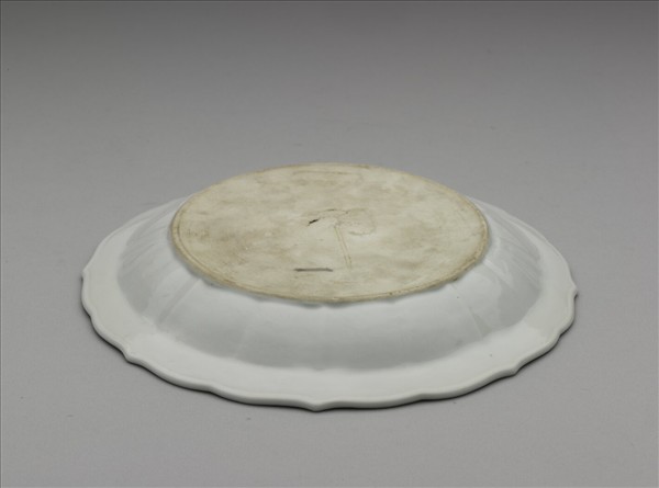 甜白釉花卉紋葵花式盤