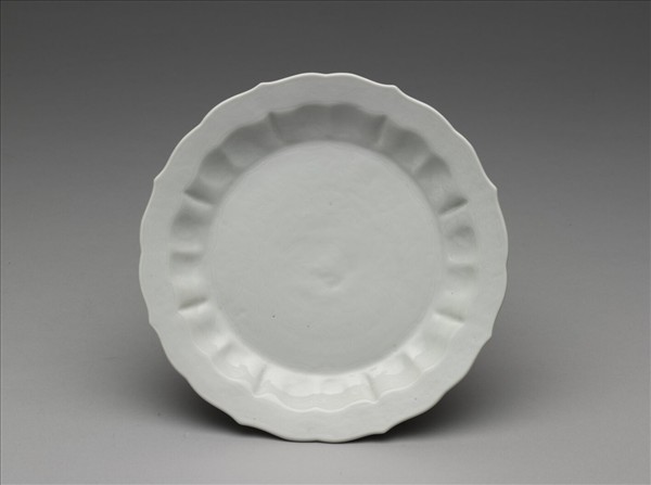 甜白釉花卉紋葵花式盤