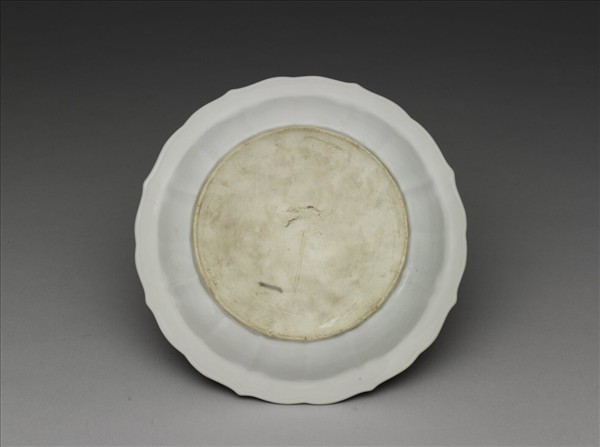 甜白釉花卉紋葵花式盤