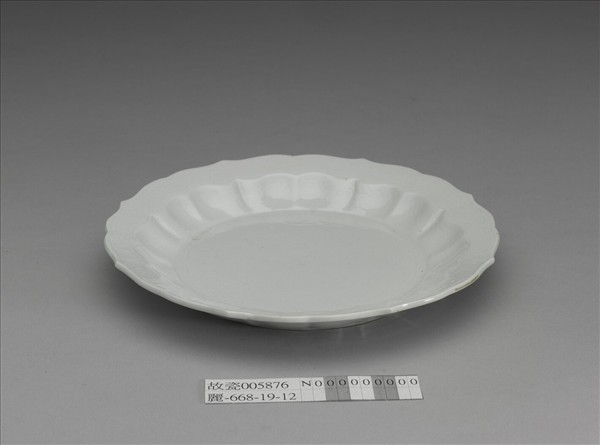 甜白釉花卉紋葵花式盤