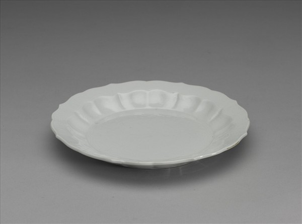 甜白釉花卉紋葵花式盤