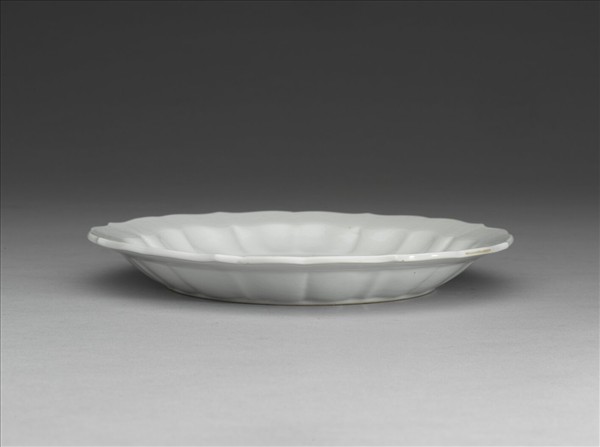 甜白釉花卉紋葵花式盤