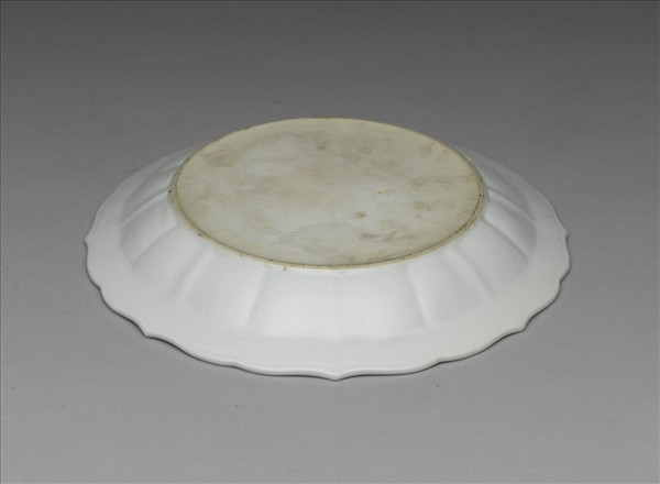 甜白釉花卉紋葵花式盤