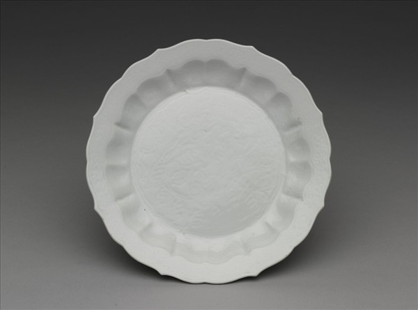 甜白釉花卉紋葵花式盤