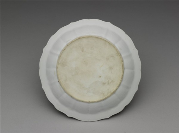 甜白釉花卉紋葵花式盤