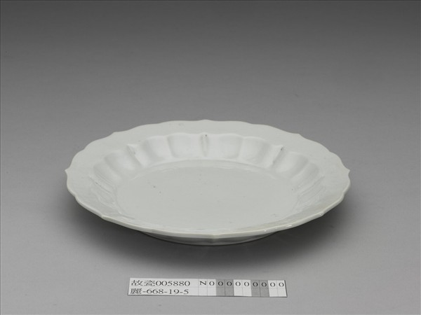 甜白釉花卉紋葵花式盤