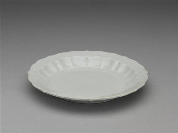 甜白釉花卉紋葵花式盤