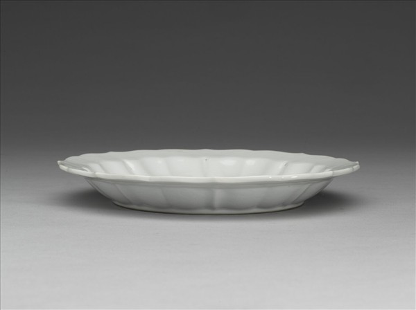 甜白釉花卉紋葵花式盤