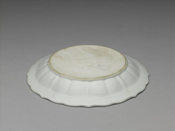 甜白釉花卉紋葵花式盤