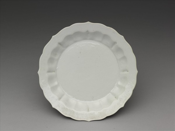 甜白釉花卉紋葵花式盤