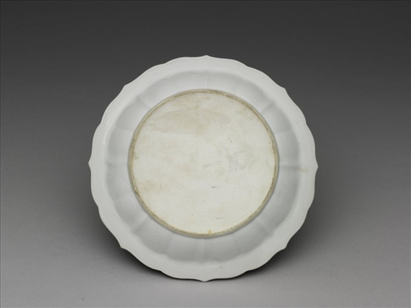 甜白釉花卉紋葵花式盤