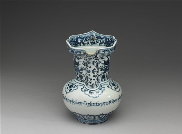 青花藏文穿蓮雙龍紋僧帽壺