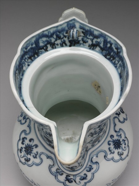 青花藏文穿蓮雙龍紋僧帽壺
