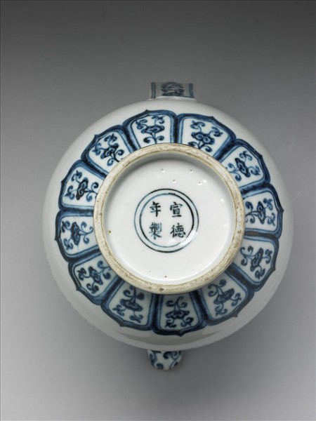 青花藏文穿蓮雙龍紋僧帽壺