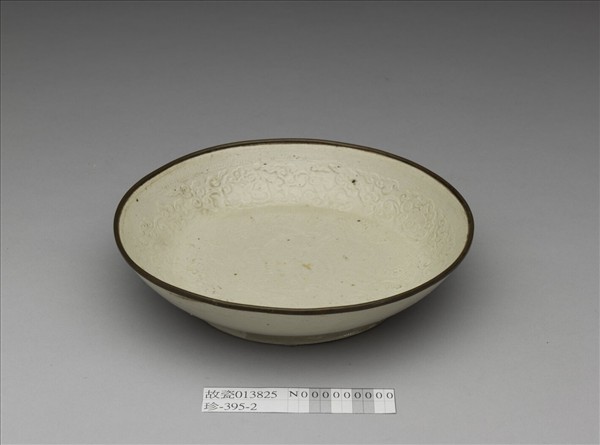 定窯 白瓷印花蓮塘雙魚紋盤