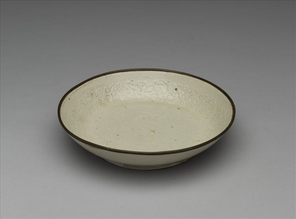 定窯 白瓷印花蓮塘雙魚紋盤