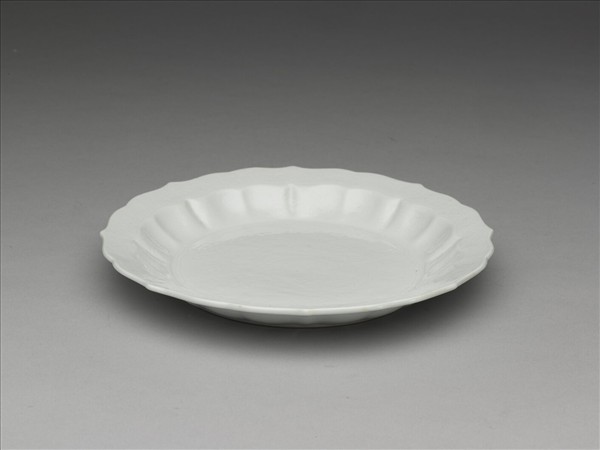 甜白釉劃花纏枝花卉紋菱花式盤