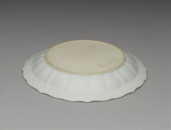 甜白釉劃花纏枝花卉紋菱花式盤