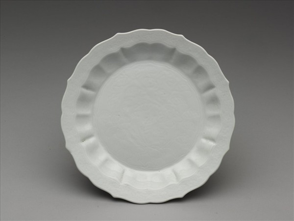 甜白釉劃花纏枝花卉紋菱花式盤