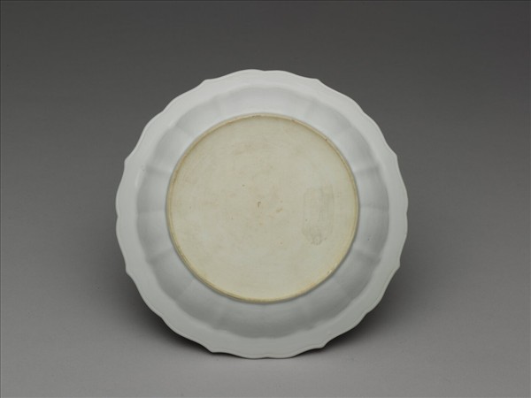 甜白釉劃花纏枝花卉紋菱花式盤