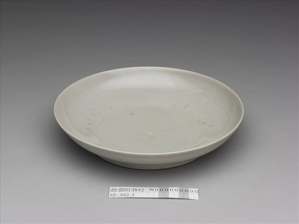 白瓷印花雲龍紋盤