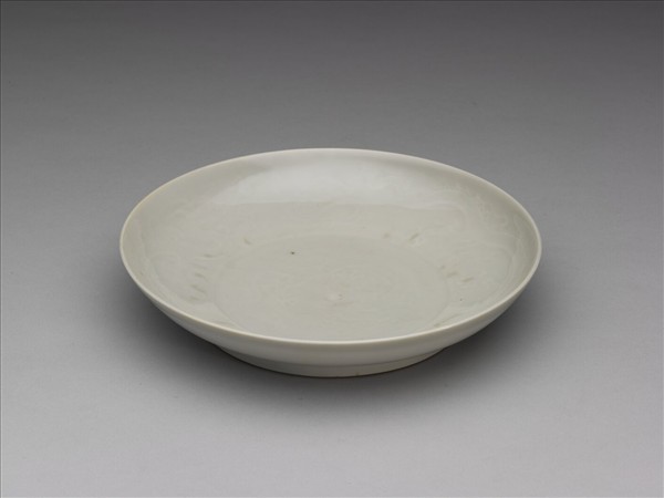 白瓷印花雲龍紋盤