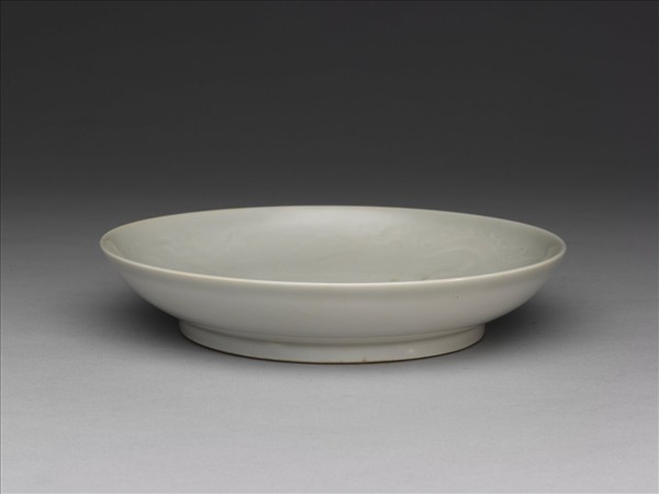 白瓷印花雲龍紋盤