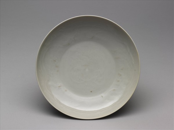 白瓷印花雲龍紋盤