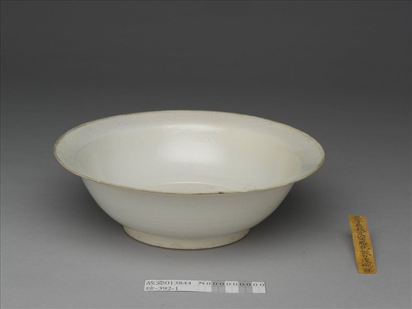 白瓷劃花菊花紋折沿碗