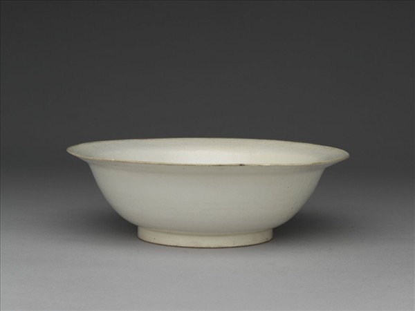 白瓷劃花菊花紋折沿碗