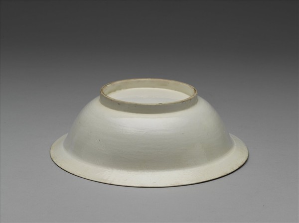 白瓷劃花菊花紋折沿碗