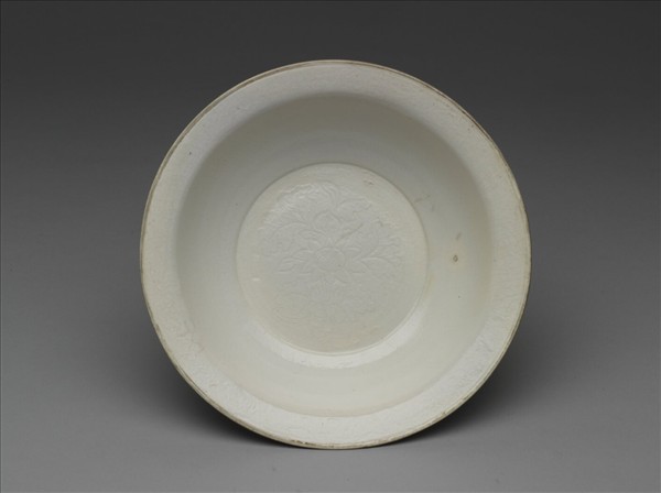 白瓷劃花菊花紋折沿碗