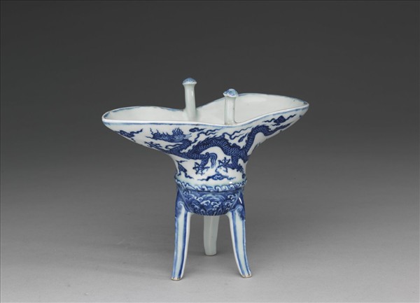 青花雲龍紋爵杯