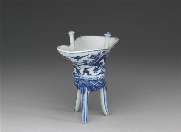 青花雲龍紋爵杯