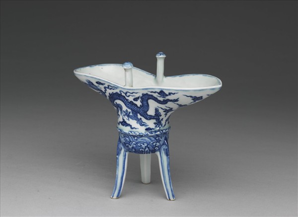 青花雲龍紋爵杯