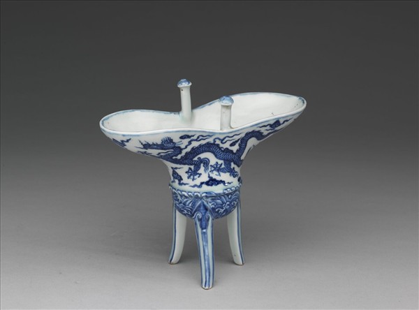 青花雲龍紋爵杯