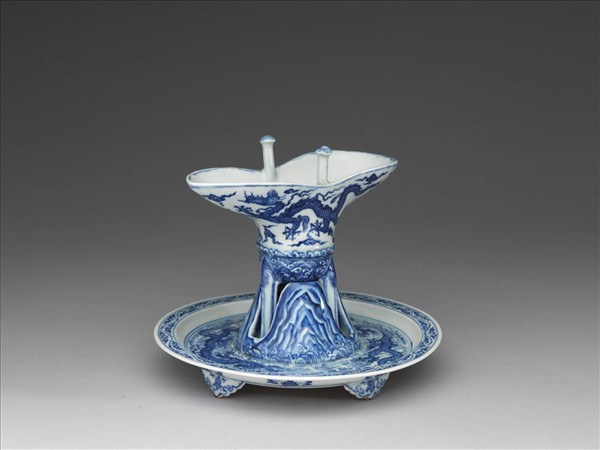 青花雲龍紋爵杯