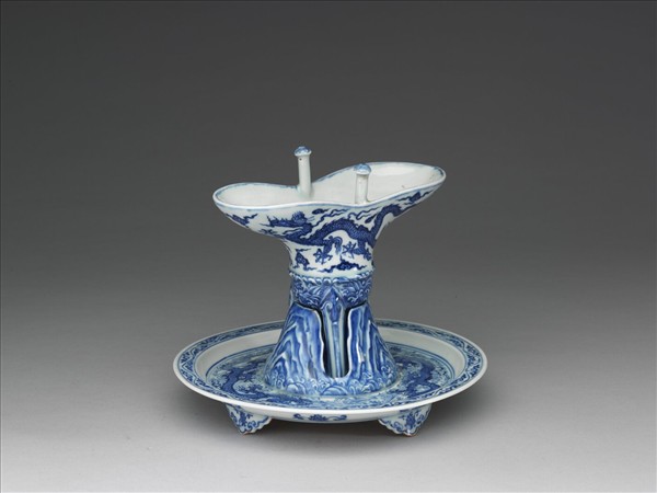 青花雲龍紋爵杯