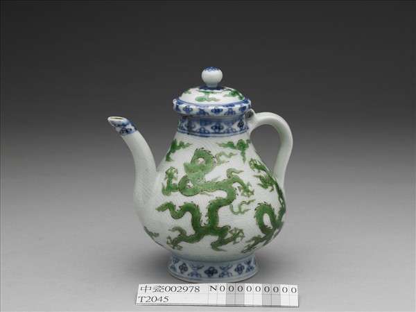 青花綠彩刻花波濤龍紋梨形壺