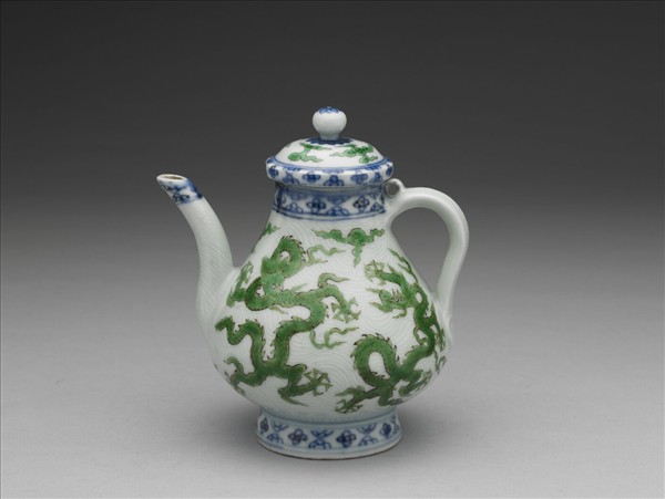 青花綠彩刻花波濤龍紋梨形壺