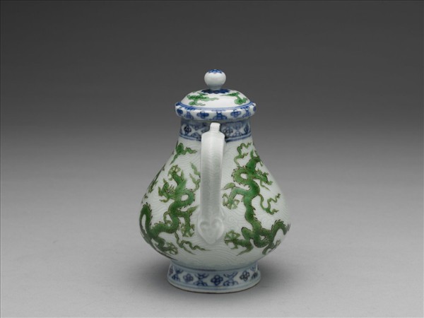 青花綠彩刻花波濤龍紋梨形壺