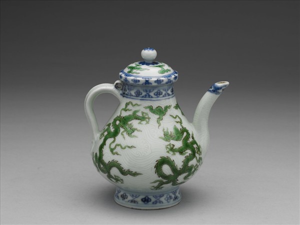青花綠彩刻花波濤龍紋梨形壺