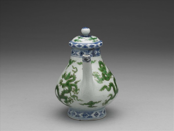 青花綠彩刻花波濤龍紋梨形壺